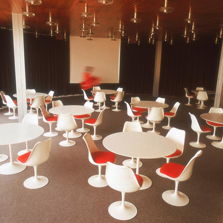  Stuhl Tulip von Eero Saarinen