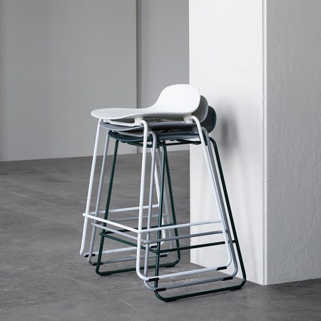 Barhocker Form mit Stahlgestell