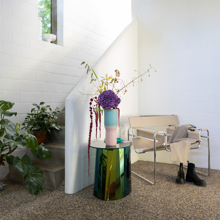 210901 Mood Iren Münger Studio5 Eingang Tasche Anthology Paris Schmuck Claudia Nabholz Cardigan Des Petits Hauts Wassily Chair Tecta Beistelltisch Classico VasePols Potten