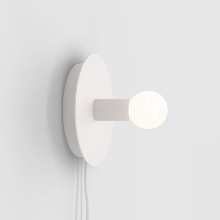Lambert & Fils Wandleuchte 'Dot' Weiss, Anschluss via Steckdose, Weiss