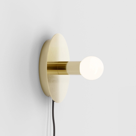 Lambert & Fils Wandleuchte 'Dot' Messing, Anschluss via Steckdose, Schwarz