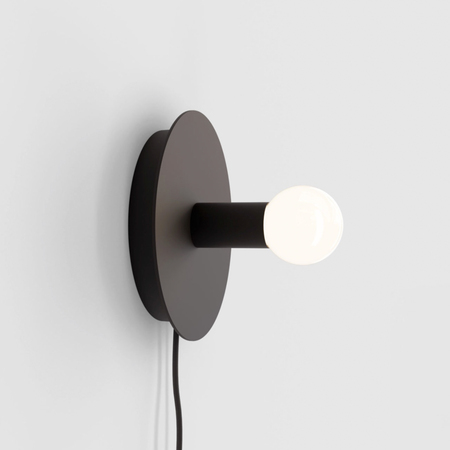 Lambert & Fils Wandleuchte 'Dot' Schwarz, Anschluss via Steckdose, Schwarz