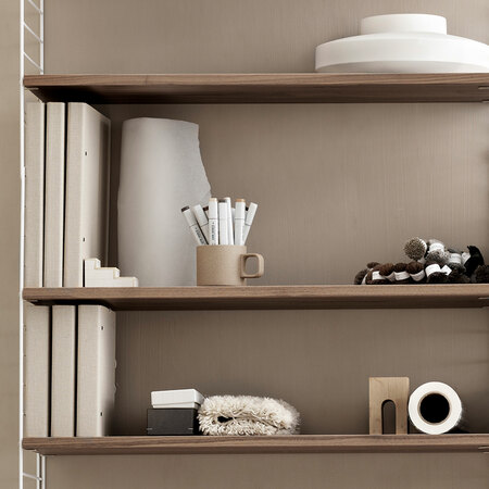 Schmales Regal 'String' mit einem Schrankelement String Furniture