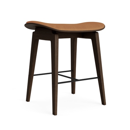 Norr11 NY11 Stool - Upholstery Kamel 21004 - Dunes, Eiche dunkel geräuchert, H: 45 cm
