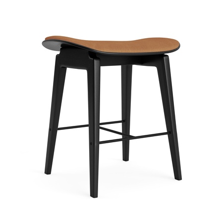 Norr11 NY11 Stool - Upholstery Kamel 21004 - Dunes, Eiche schwarz, H: 45 cm