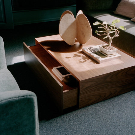 New Works Mass Coffee Table High Mit Schublade, Walnussfurnier