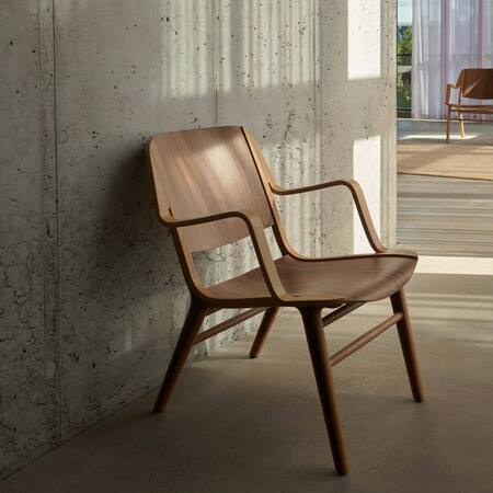 &Tradition Lounge Chair AX HM11 Eiche lackiert / Walnuss