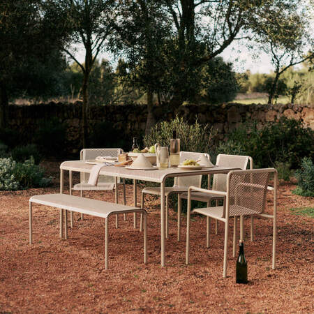 Ferm Living Dapple im Set mit rechteckigem Tisch, 4 Stühlen und Bank Von Ferm Living  Cashmere
