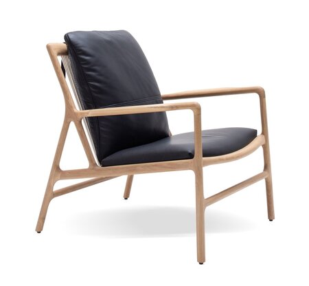 Gazzda Dedo Easy Chair - Oiled oak - White 1015; Upholstery: Dakar leather - Black 0500