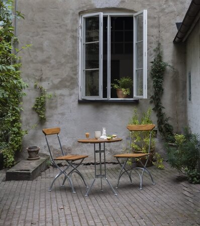 Grythyttan Biergartentisch mit drei Füßen