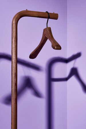 Schönbuch Bow-Garderobenständer aus Massivholz