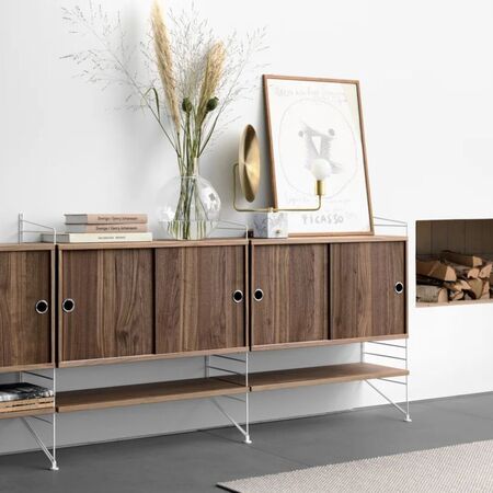 String_Furnitur_System_Wohnzimmer_F_Weiss_Walnuss_Lifestyle