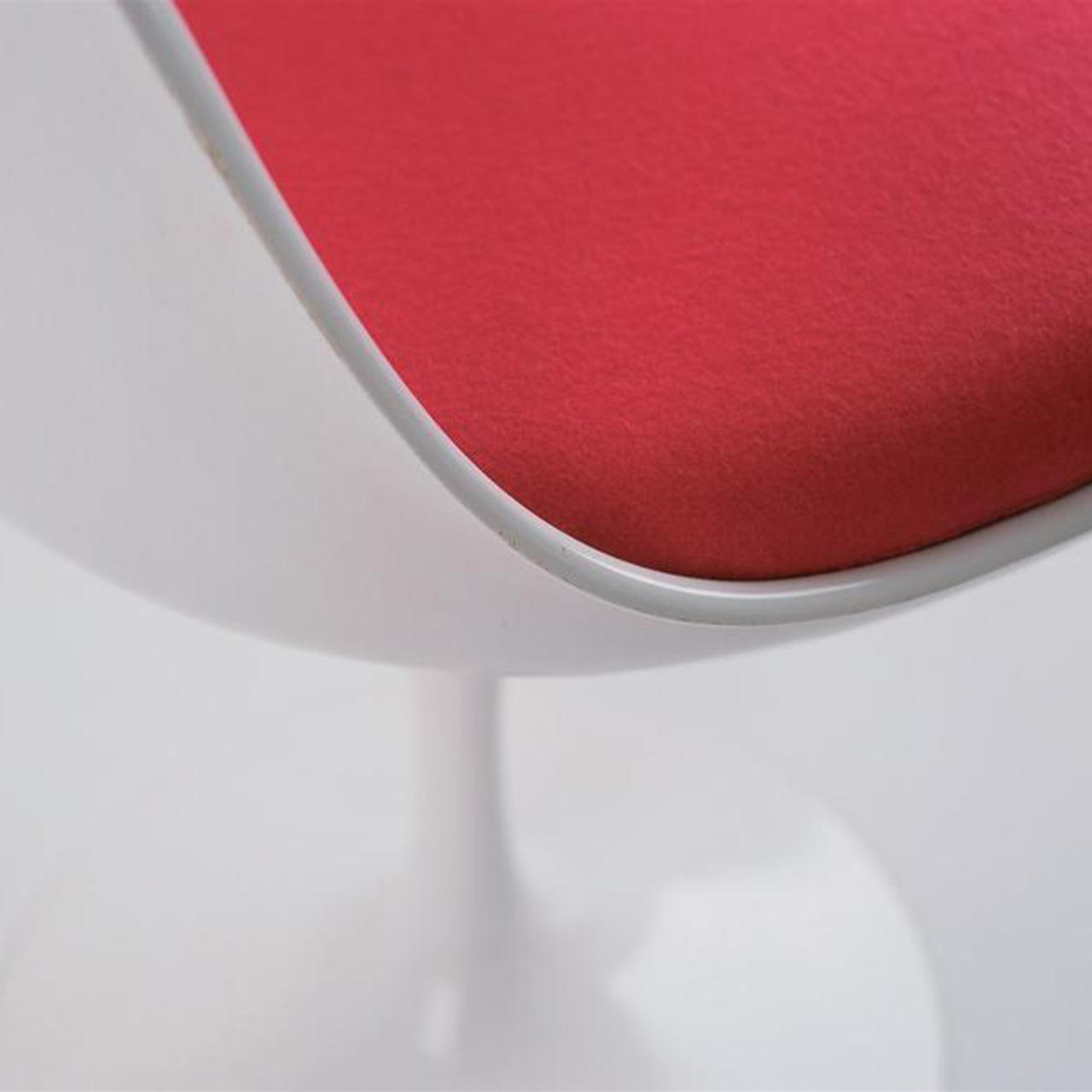  Stuhl Tulip von Eero Saarinen