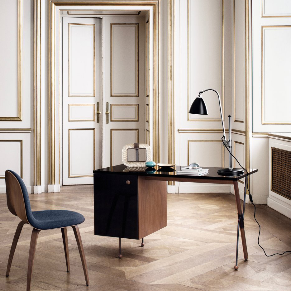 Schreibtisch 62 Desk Gubi