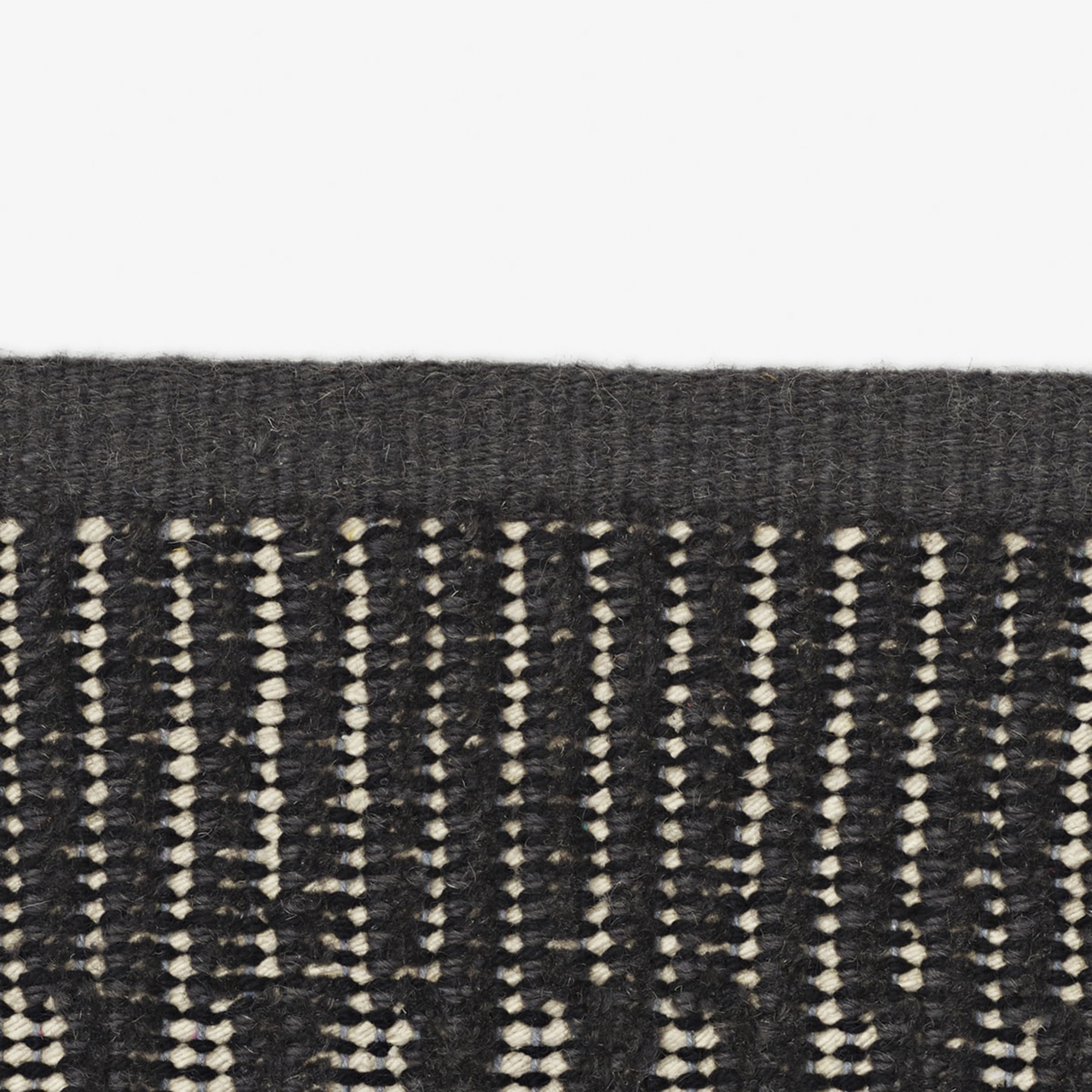 Kvadrat Teppich 'Kanon Pattern Plow' 130 x 170 cm, Verkehrsschwarz 0023