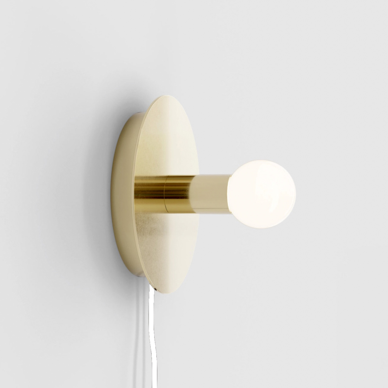 Lambert & Fils Wandleuchte 'Dot' Messing, Anschluss via Steckdose, Weiss