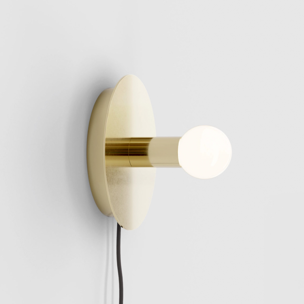 Lambert & Fils Wandleuchte 'Dot' Messing, Anschluss via Steckdose, Schwarz