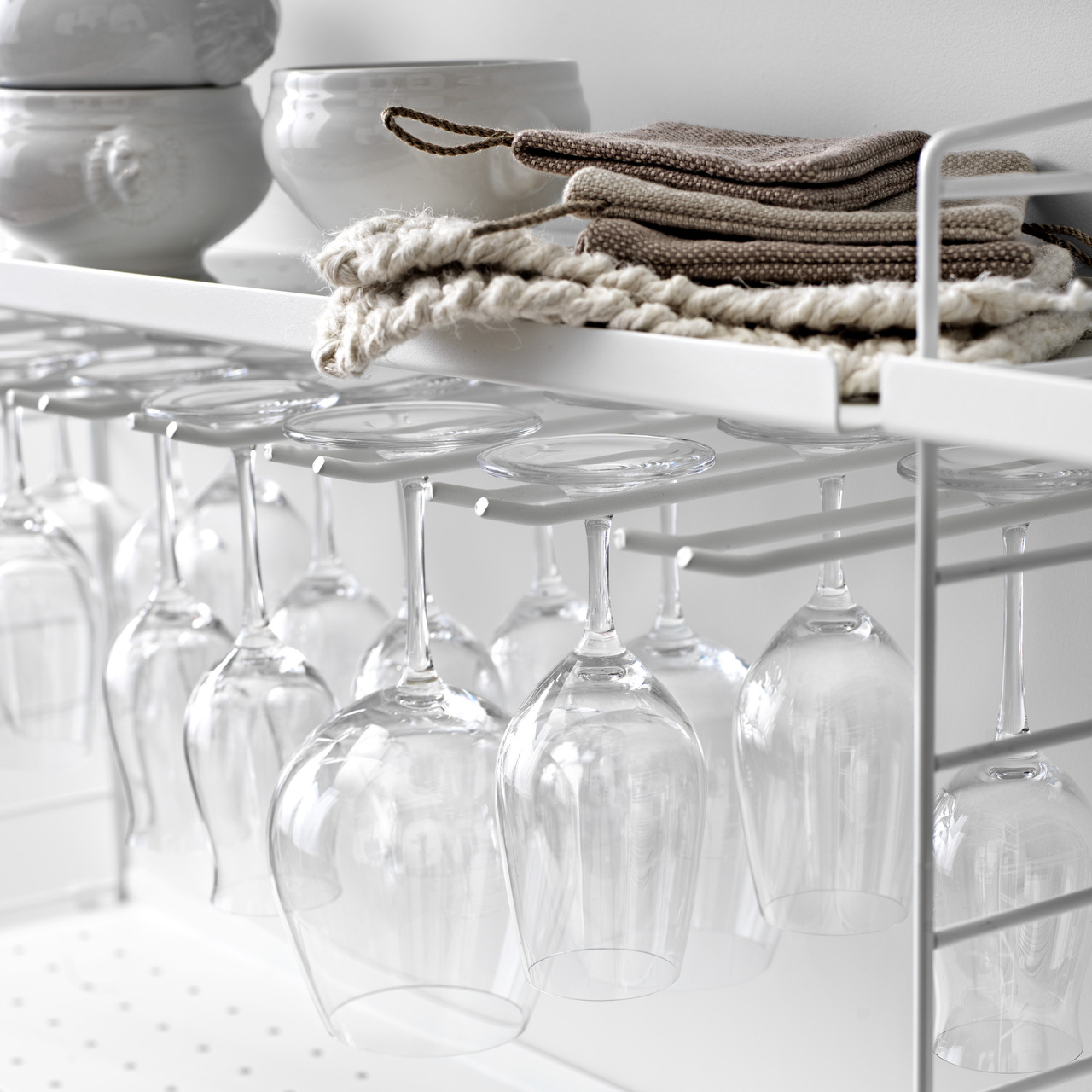 Kleines Wandregal 'String' für Gläser String Furniture