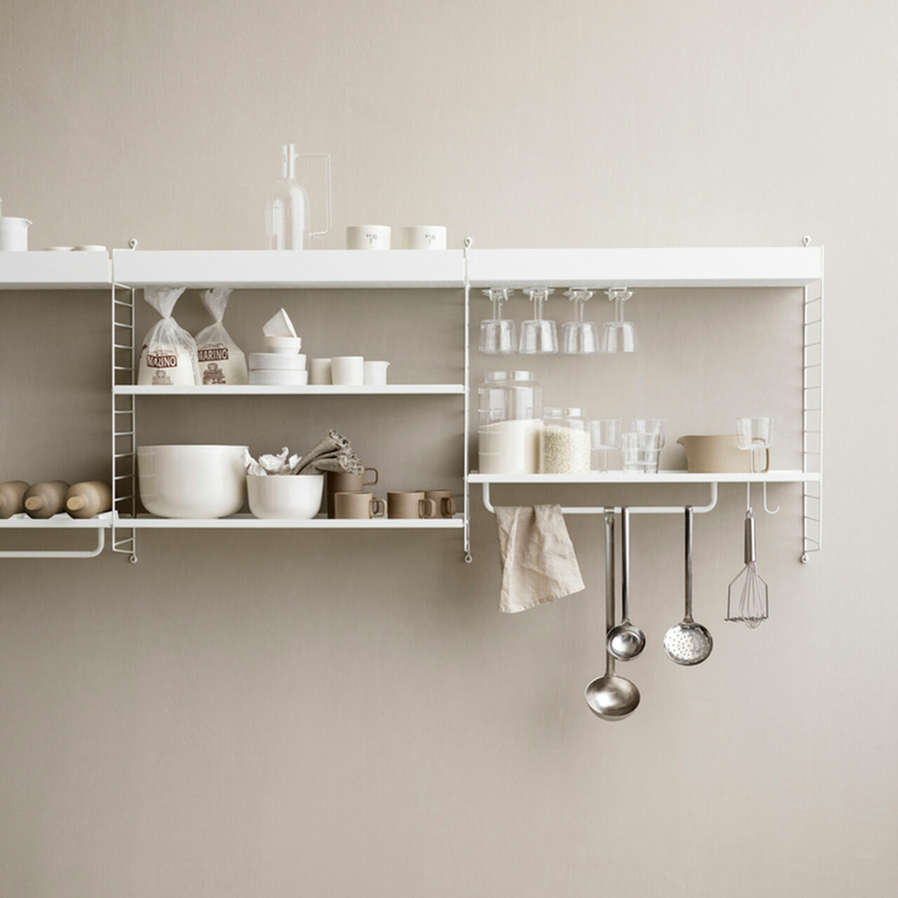 Fürs Geschirr: Regal 'String' String Furniture