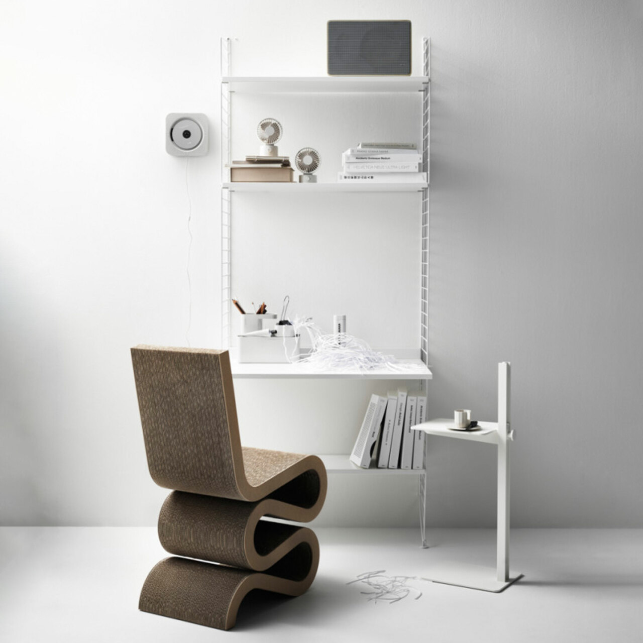 2.00 m hohes Regal 'String' mit Arbeitstisch String Furniture