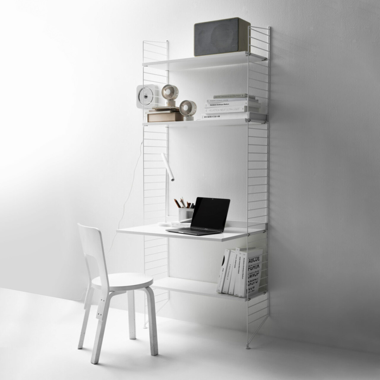 2.00 m hohes Regal 'String' mit Arbeitstisch String Furniture