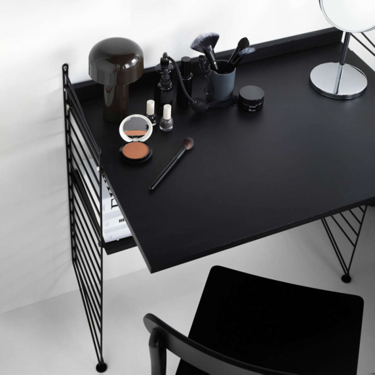 1.15 m hohes Regal 'String' mit Arbeitstisch String Furniture