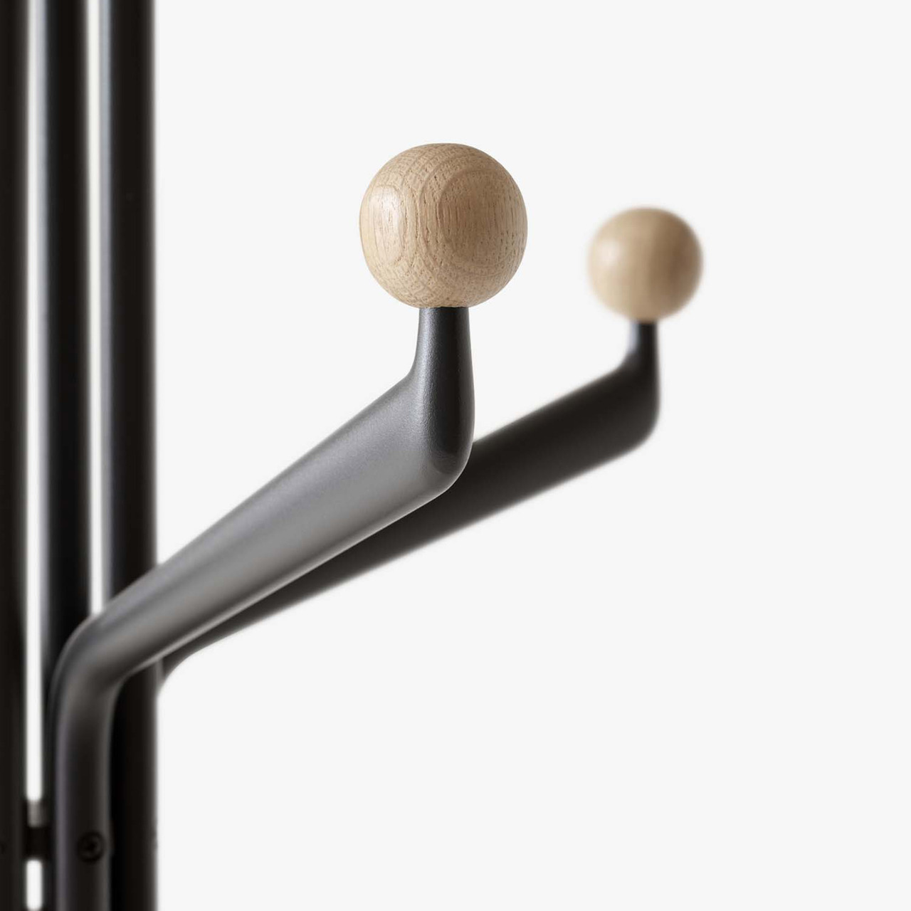&Tradition Kleiderständer 'SC77' Graphit und Eichenknöpfe