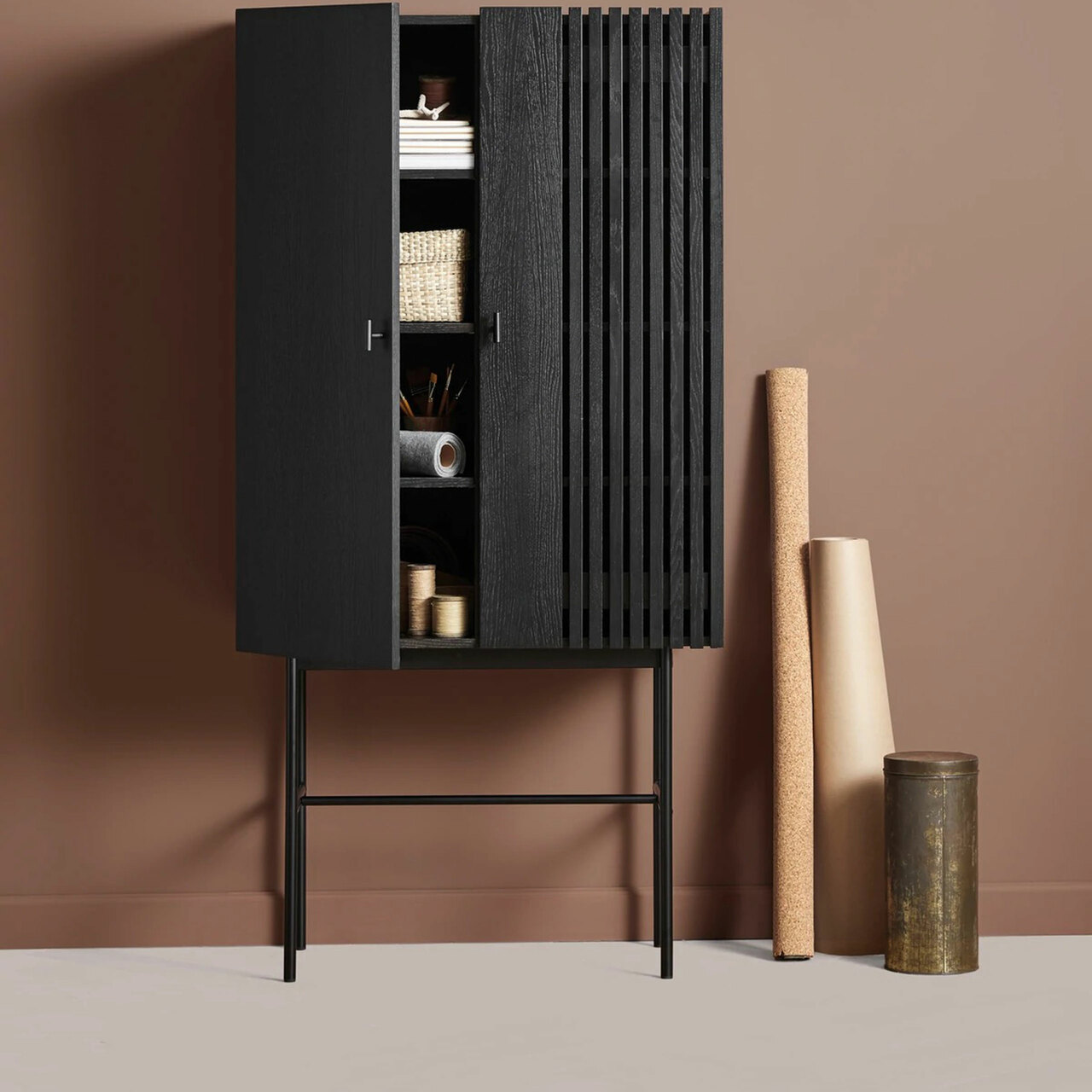 Woud Array Highboard Eichenholz schwarz lackiert