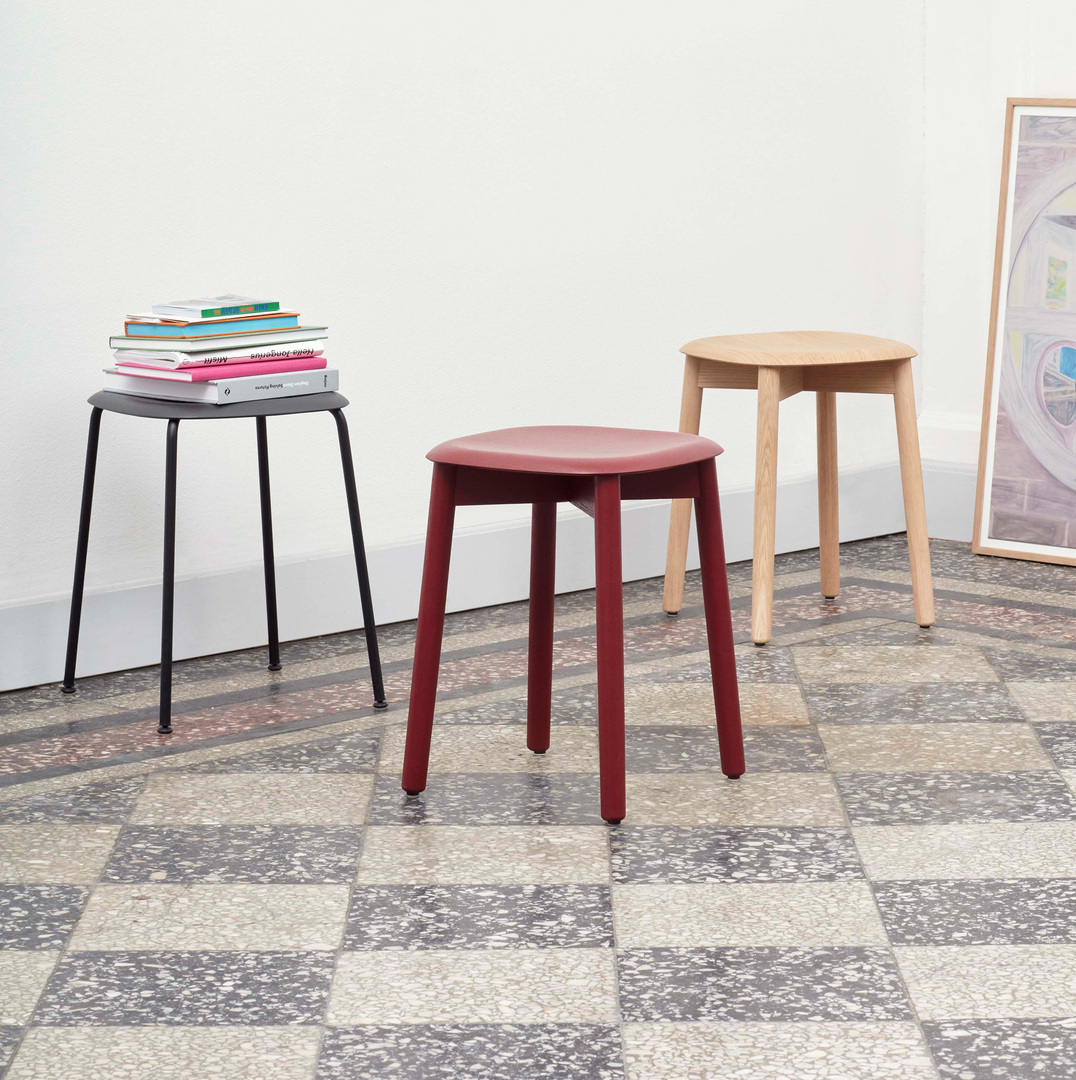 HAY Soft Edge 70 Eiche rot lackiert, Kunststoffgleiter, Stahl pulverbeschichtet schwarz