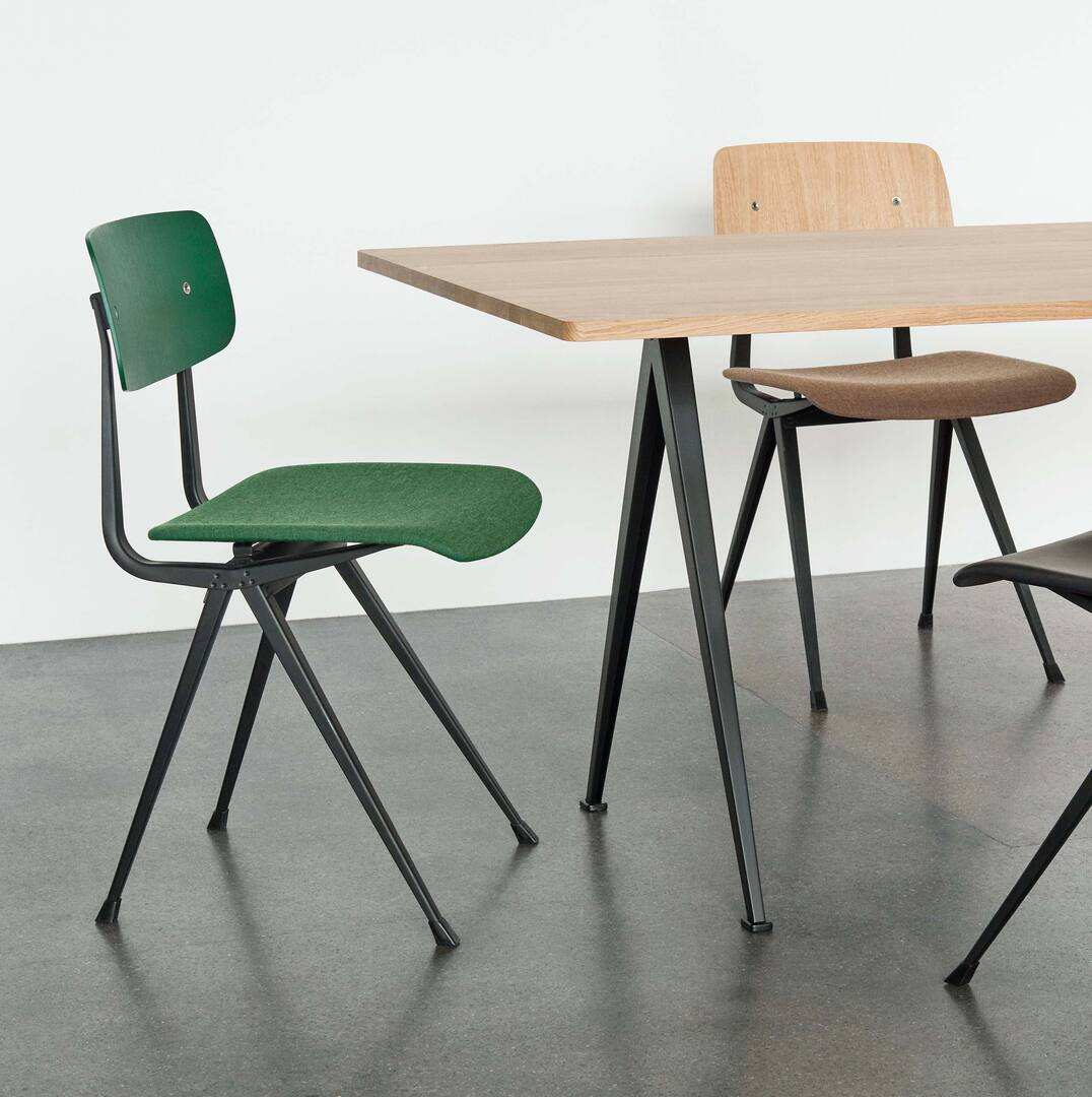 HAY Pyramid Table 02 B: 300 cm / T: 85 cm , Eiche lackiert, Stahl pulverbeschichtet schwarz