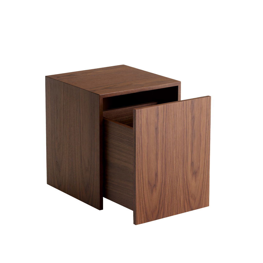 New Works Mass Side Table Mit Schublade, Walnussfurnier