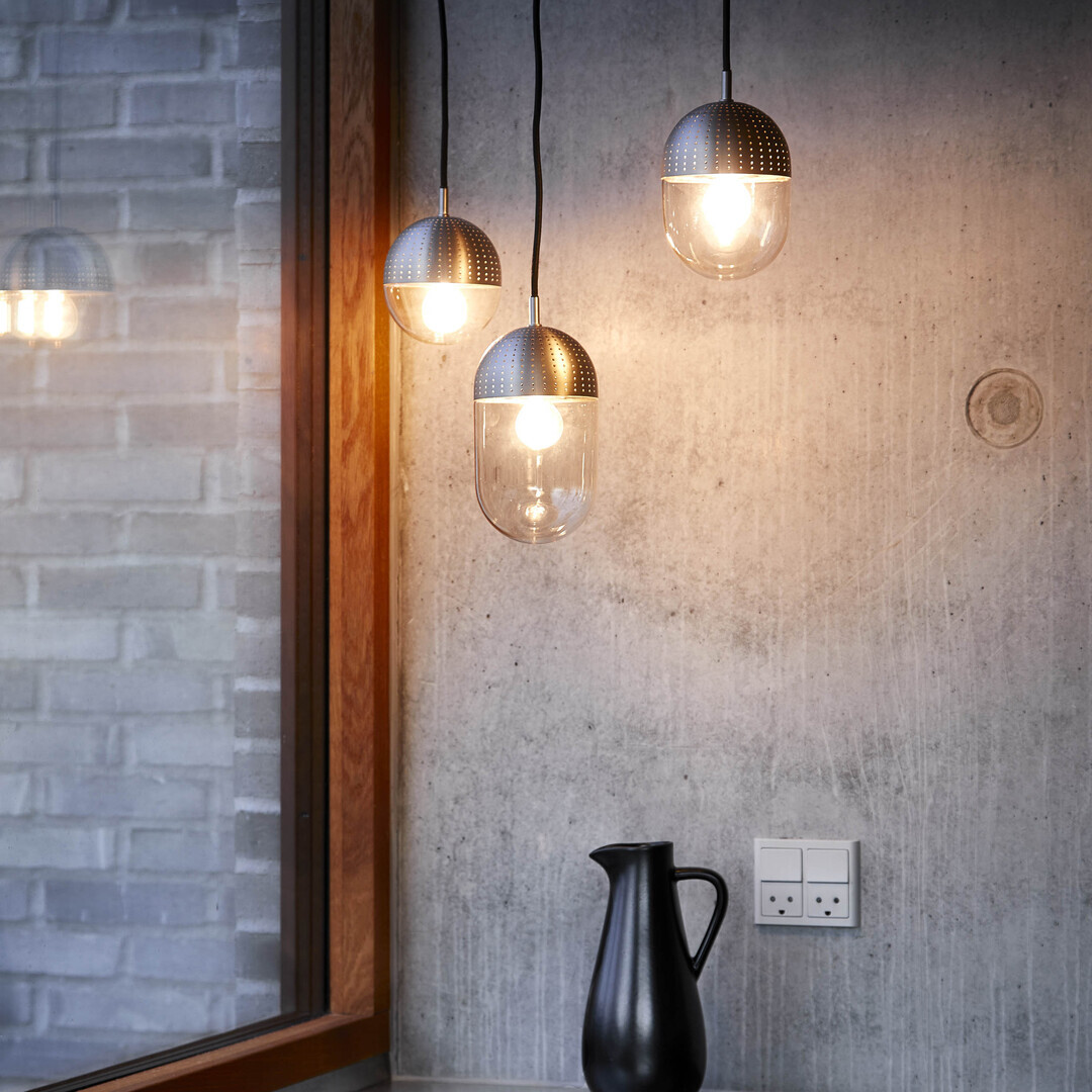 Woud Dot Pendants Opalglas / Metall schwarz lackiert, H: 13 cm