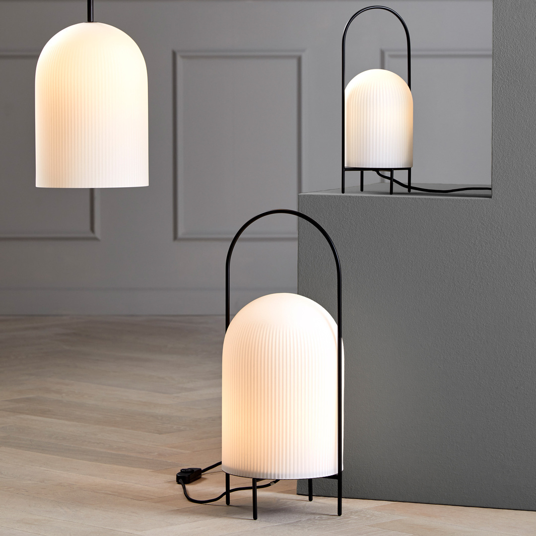 Woud Ghost Floor Lamp Opalglas / Metall schwarz lackiert