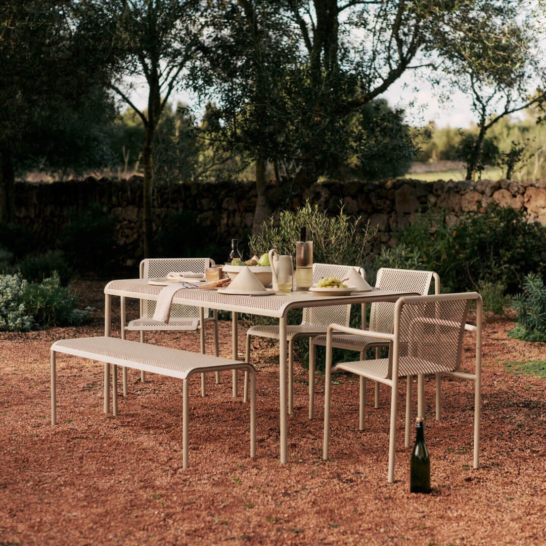 Ferm Living Dapple im Set mit rechteckigem Tisch, 4 Stühlen und Bank Von Ferm Living  Cashmere