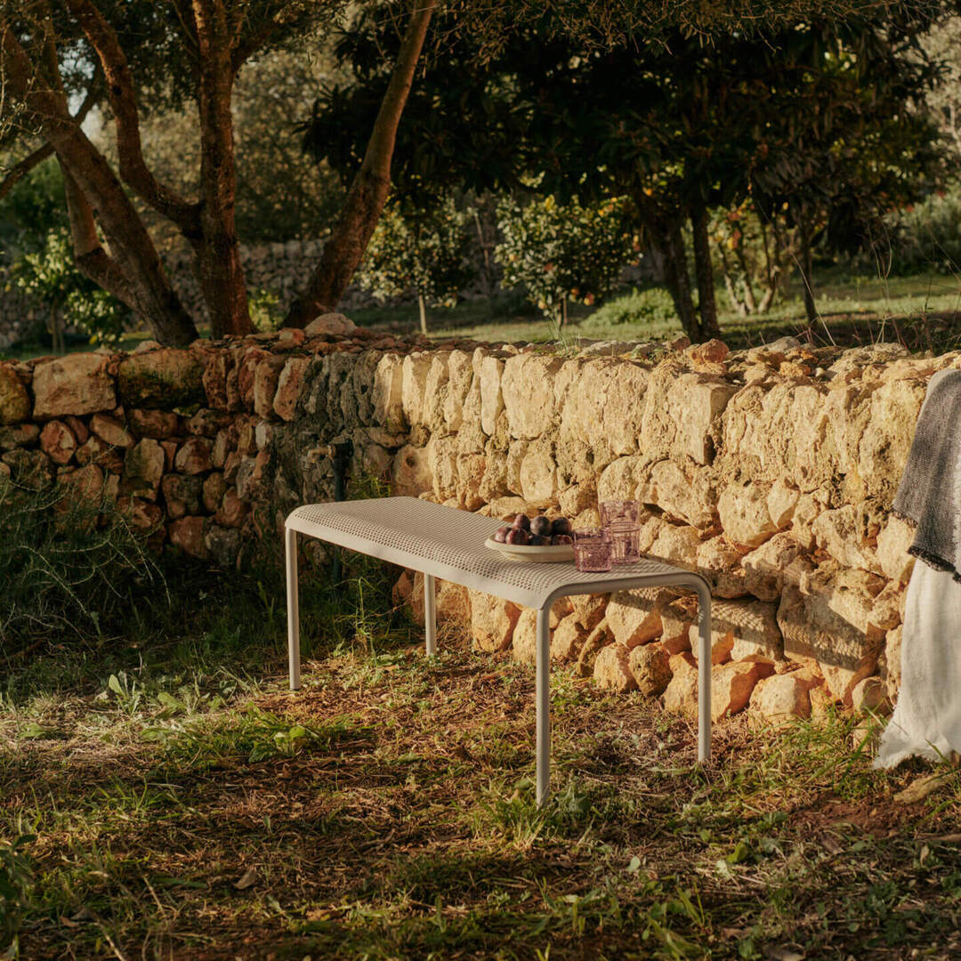 Ferm Living Dapple im Set mit rechteckigem Tisch, 4 Stühlen und Bank Von Ferm Living  Cashmere