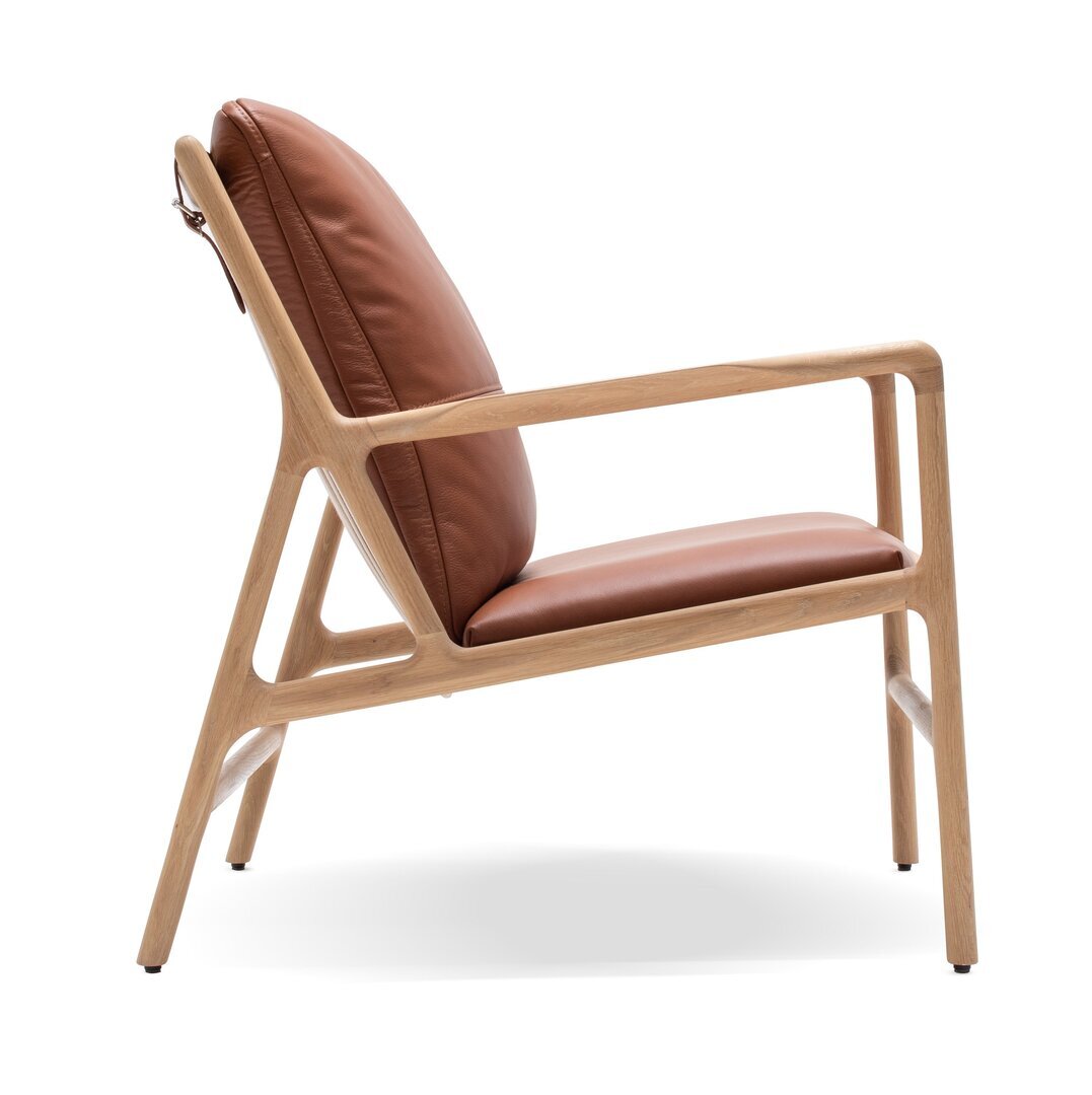 Gazzda Dedo Easy Chair - Oiled oak - White 1015; Upholstery: Dakar leather - Whisky 2732