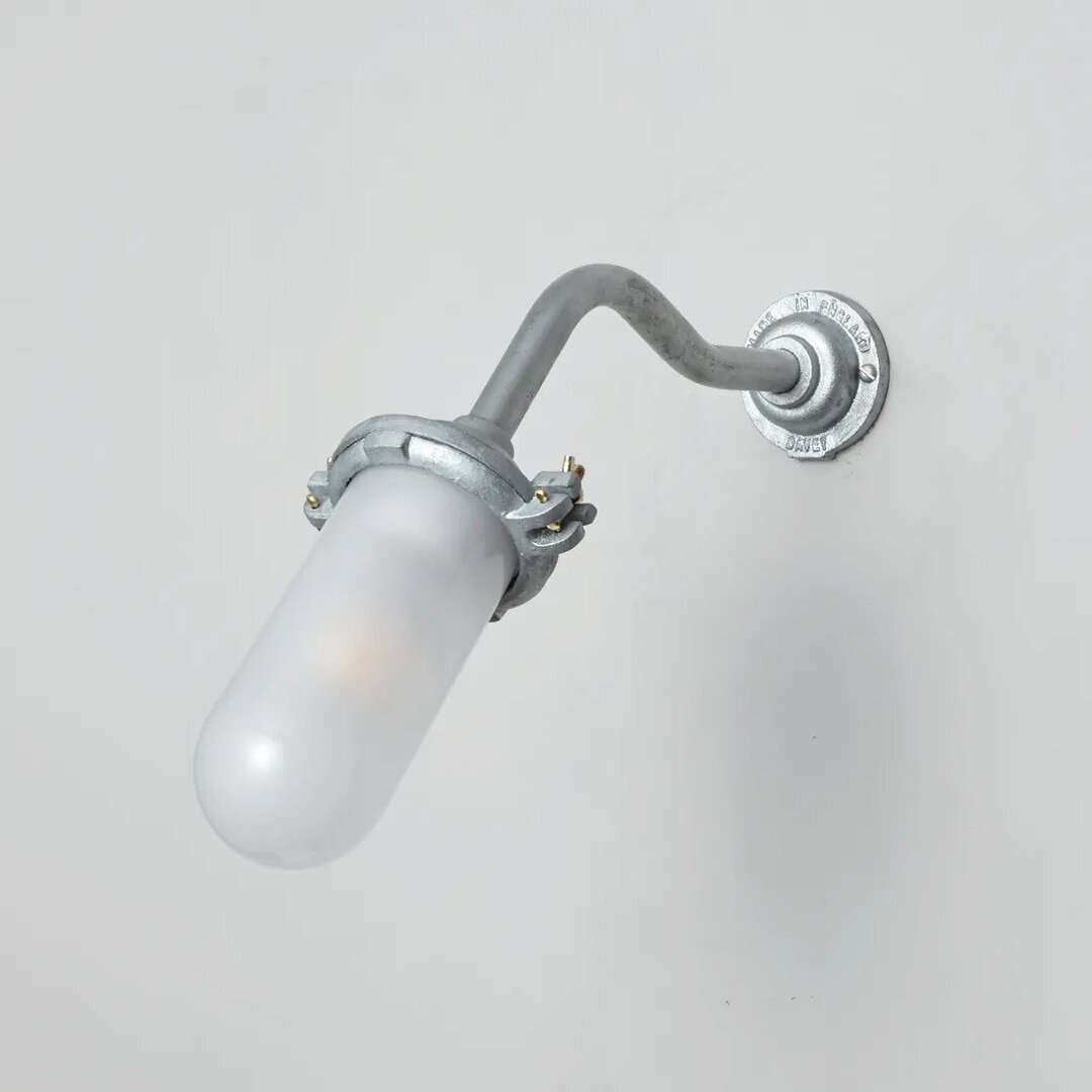 Original BTC, ORIGINAL BTC Exterior Bracket Light, No Ref, Canted, Round