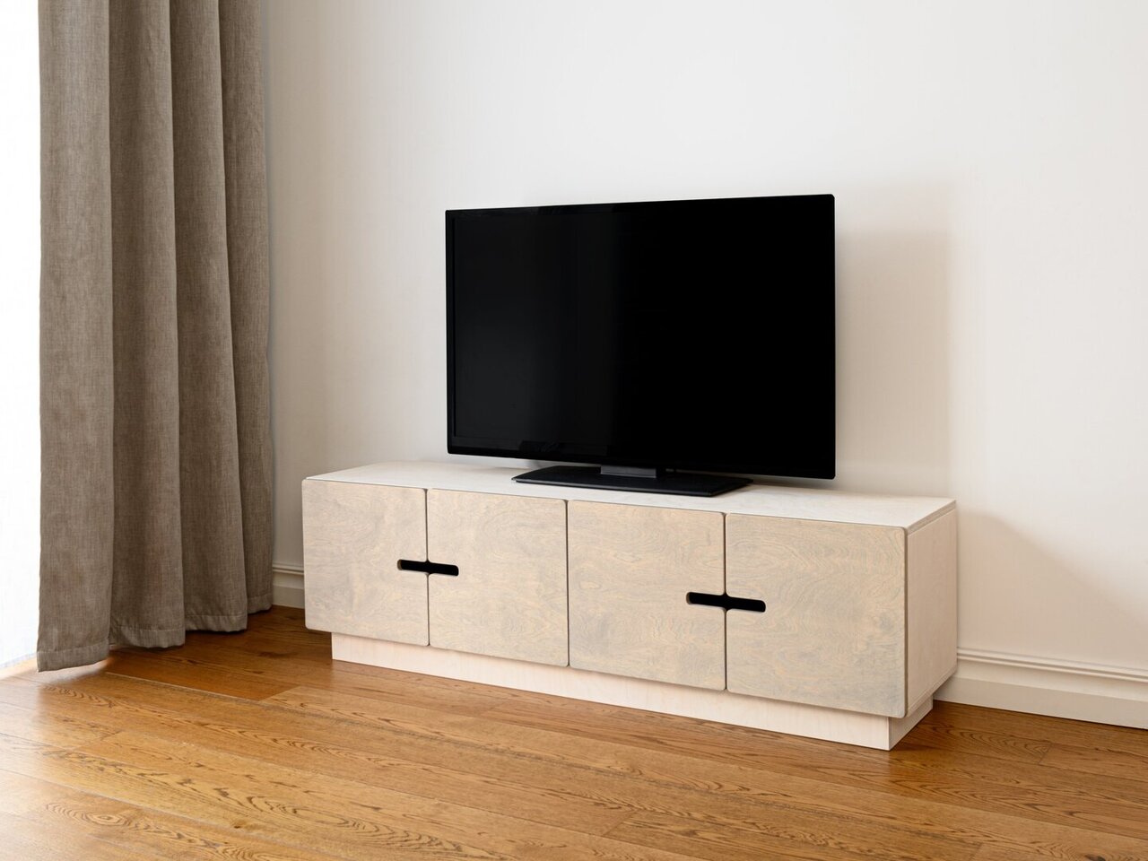 RADIS FERNSEHTISCH PIX 4 TÜREN- Pebble Grey Türen, Weiss Osmo