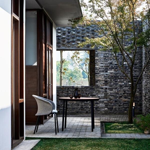 Mindo 114 Outdoor Dining Table - Round