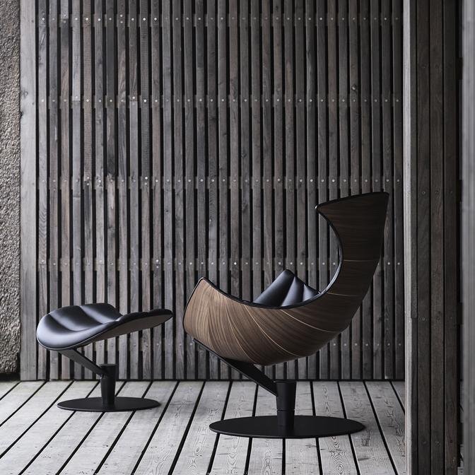 Bruunmunch FOOTstool The Lobster Chair - Walnut Shell - Black lacquered base