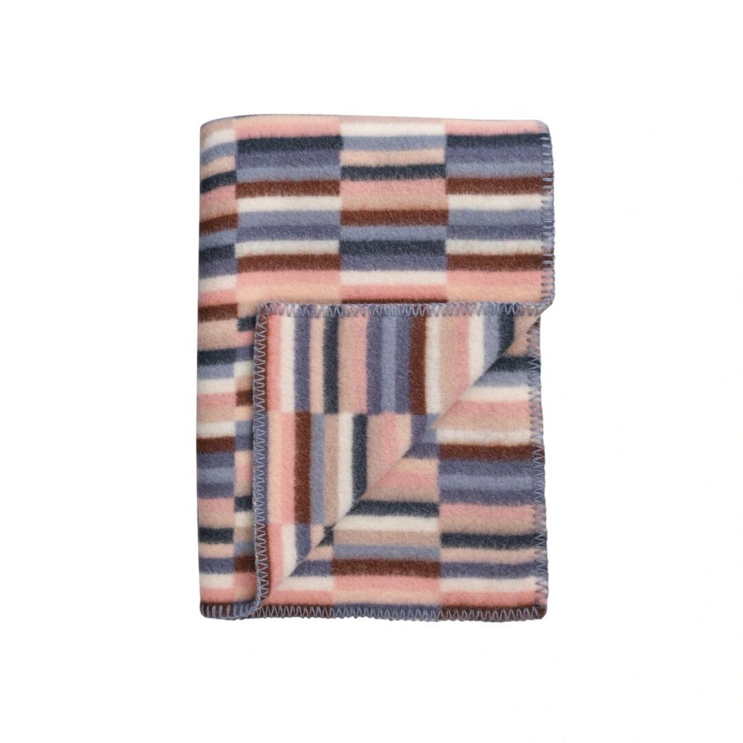Røros Tweed Lammwolldecke Ida 135 x 200 cm von Røros Tweed Rosa Blue