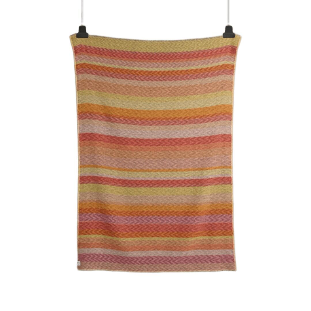 Røros Tweed Lammwolldecke Fri 150 x 200 cm von Røros Tweed Summer red