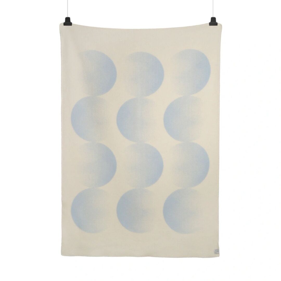 Røros Tweed Lammwolldecke Moon 135 x 200 cm von Røros Tweed Crescent Blue