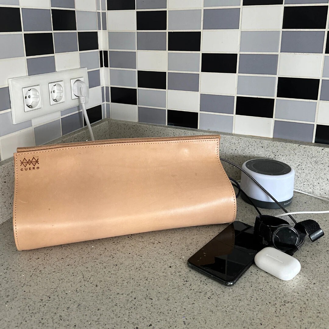 Cuero_Leather_Power_Strip_Life_Style