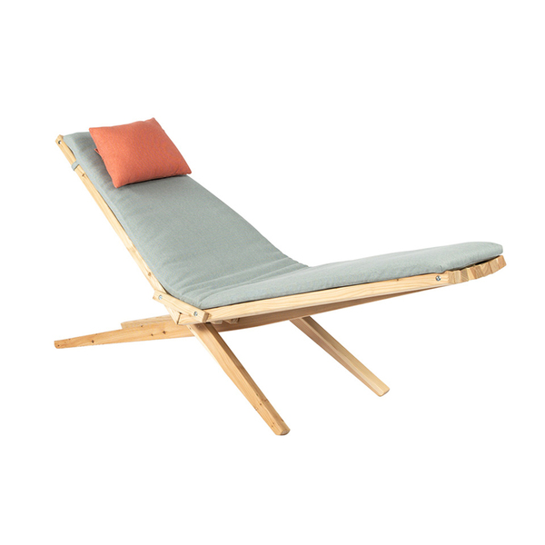 Confortable chaise longue en bois
