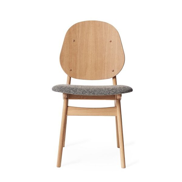 Chaise nordique noble et chaleureuse en chêne rustique